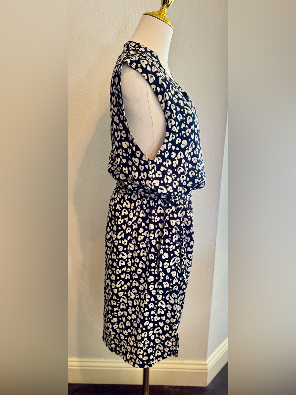 ELIZABETH CROSBY Sleeveless Navy Blue Floral Wrap-Style Dress w Self Tie - Picture 6 of 16
